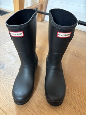 Hunter Black Matte Rubber Rain Boots with Grey Cable Knit Boot Socks